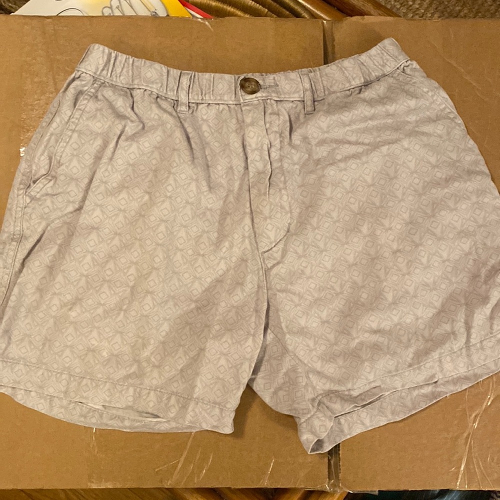 Chubbies. White and Grey pattern. Size Medium